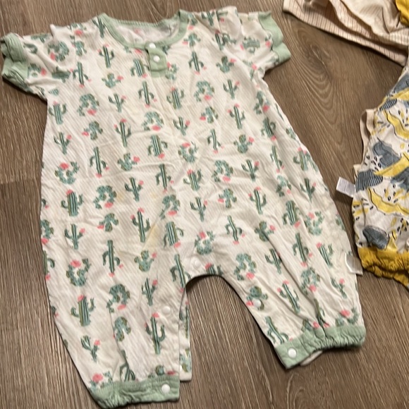 13 pairs of pajamas - Picture 4 of 11